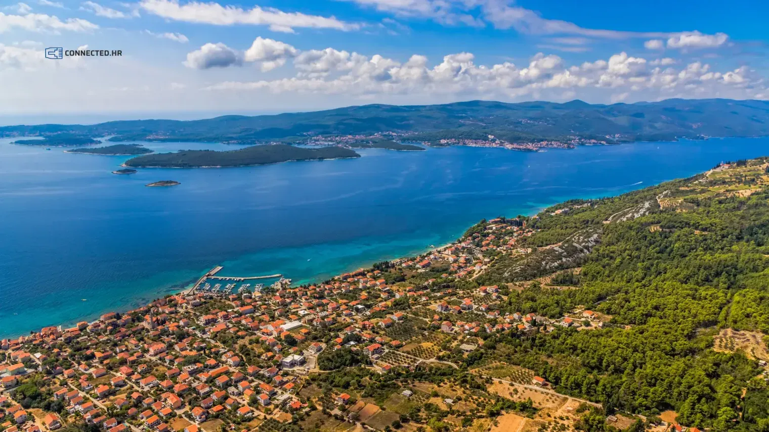 Pogled iz zraka na Orebić i Pelješki kanal s Korčulom u pozadini