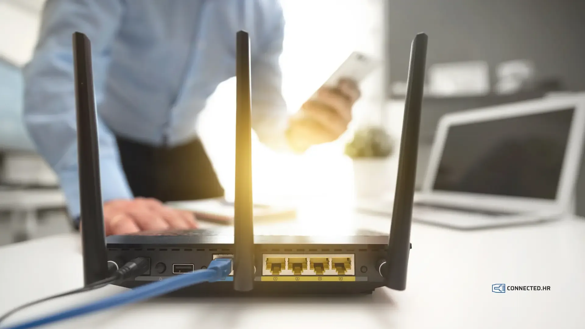 Bežični usmjerivač s antenama i korisnik s pametnim telefonom
