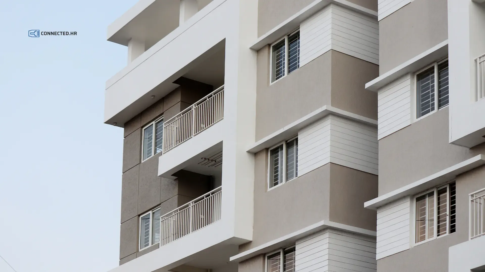 Apartmanska zgrada s balkonima