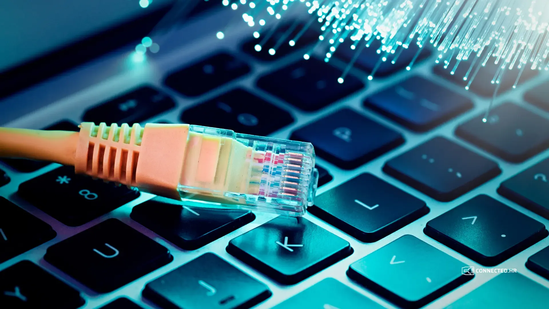 Mrežni kabel na tipkovnici prijenosnog računala