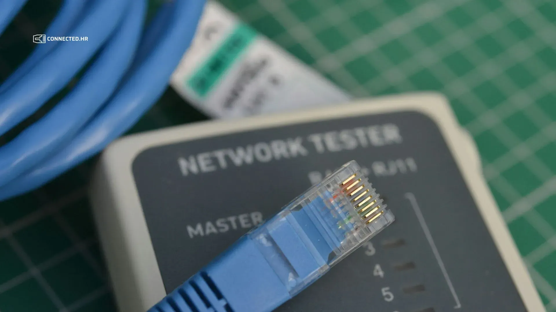 Mrežni kabel s RJ45 konektorom na uređaju za testiranje mreže