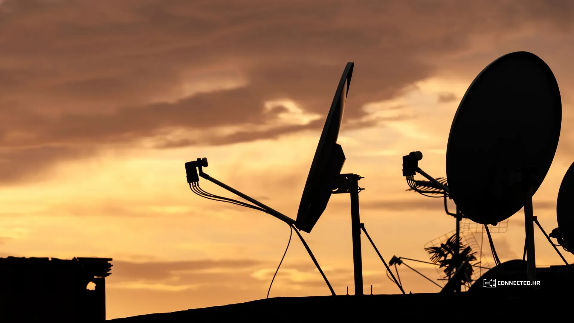 Satelitske antene u zalasku sunca