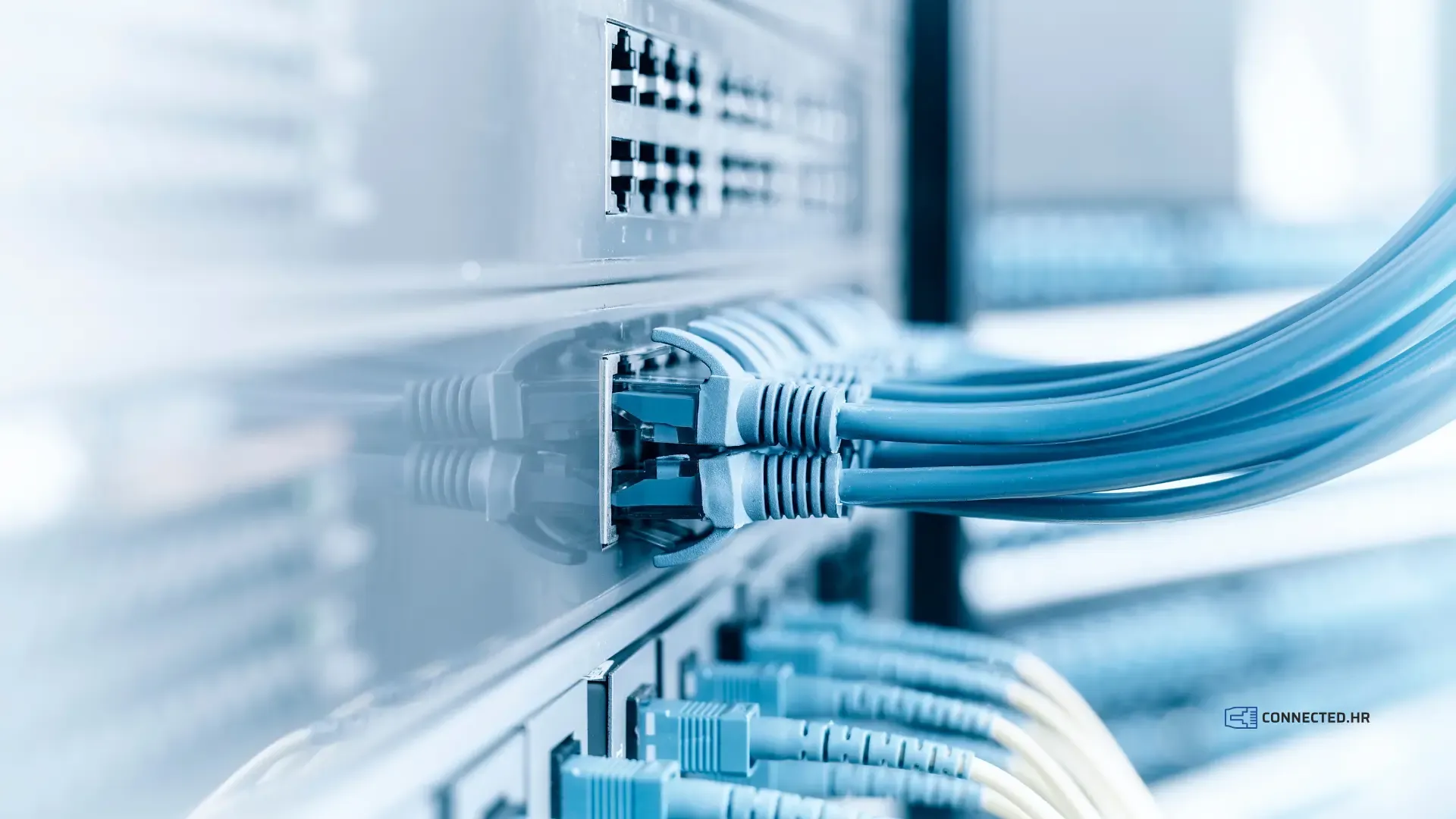 Mrežni preklopnik s priključenim Ethernet kabelima